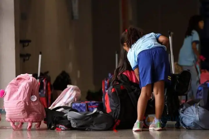 Um ano sem telas: avanços e desafios da lei que restringe celulares nas escolas