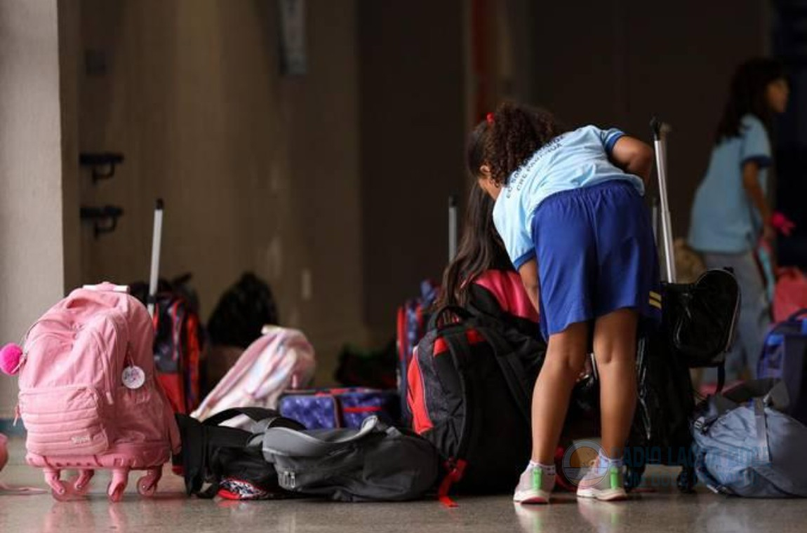 Um ano sem telas: avanços e desafios da lei que restringe celulares nas escolas